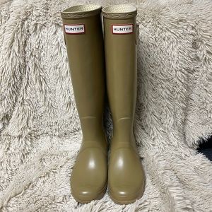 Sage/ Olive Hunter Rain Boots!